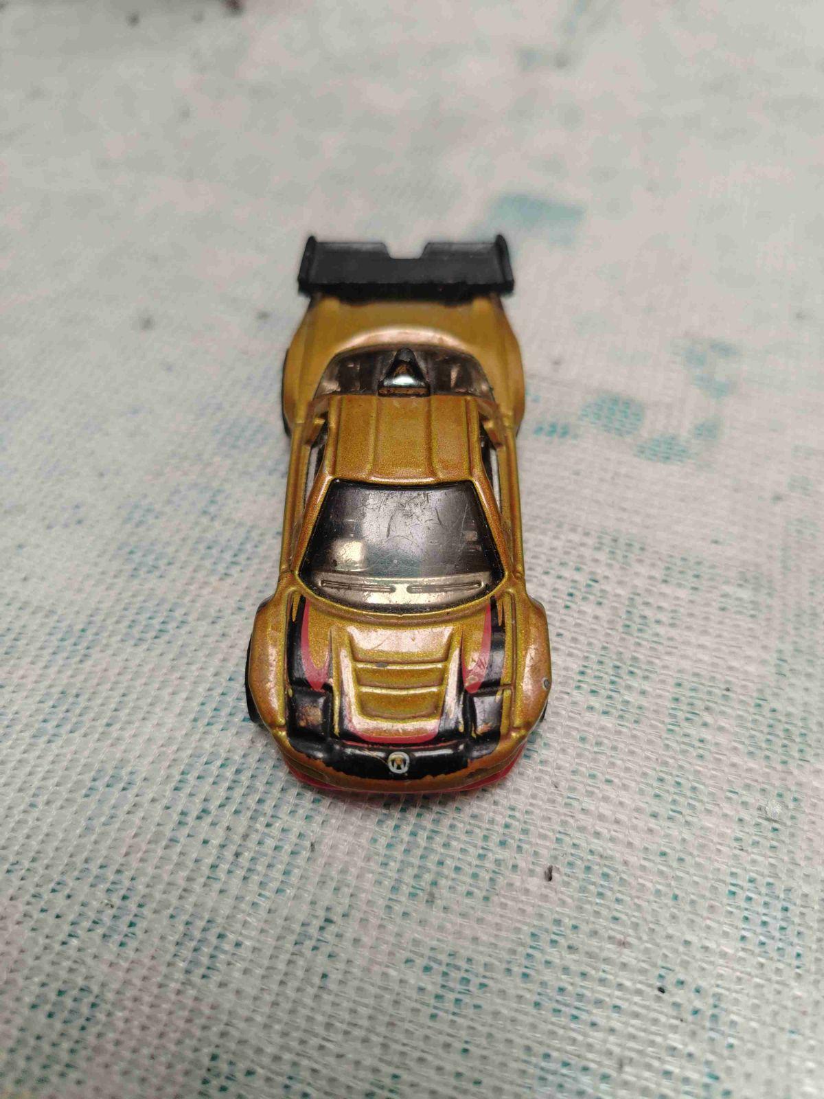 Carro de juguete Hot Wheels dorado y negro, foto 2 de 2