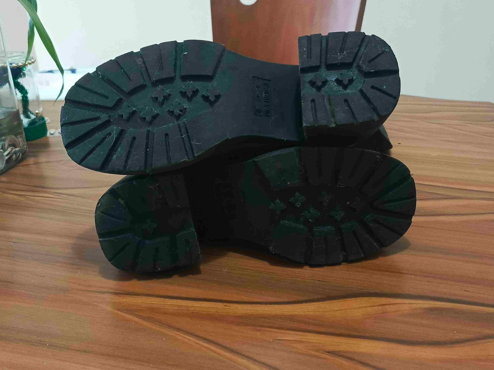 Botas altas negras de tacón grueso, foto 2 de 3