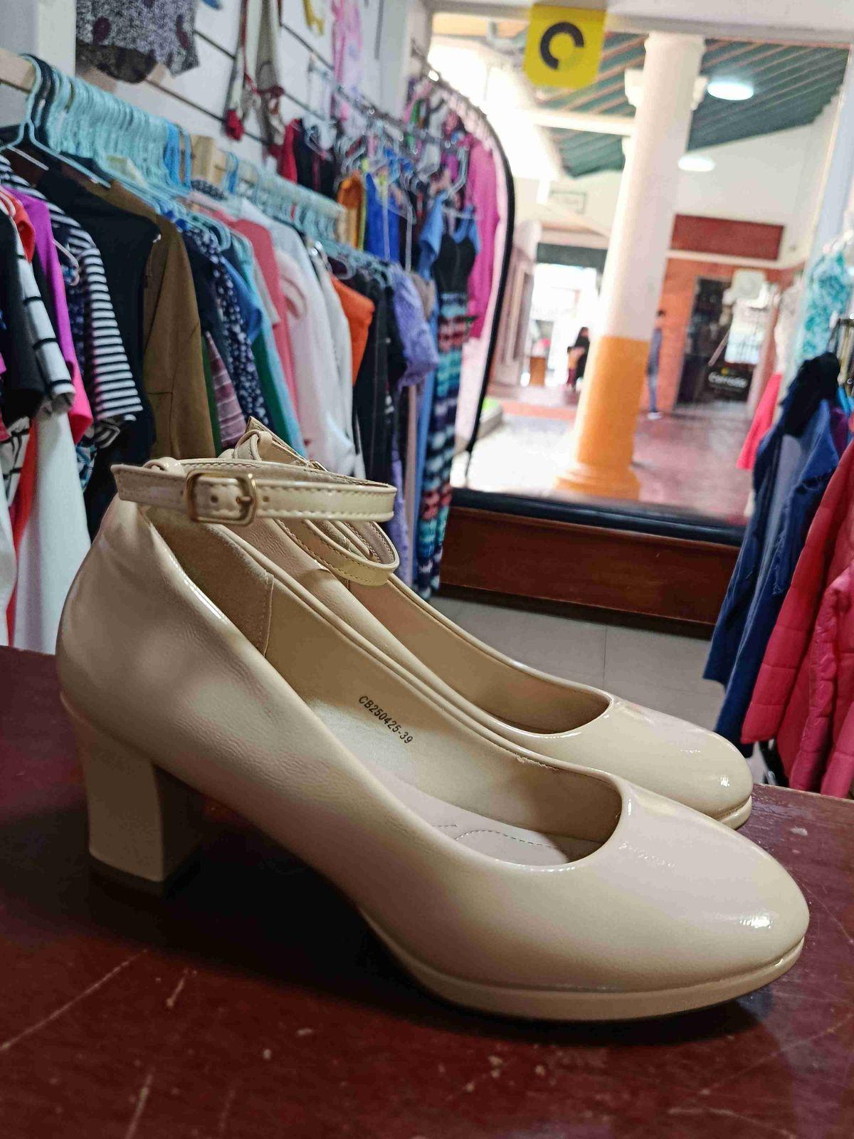 Zapatos de tacón beige de charol con correa, foto 2 de 2