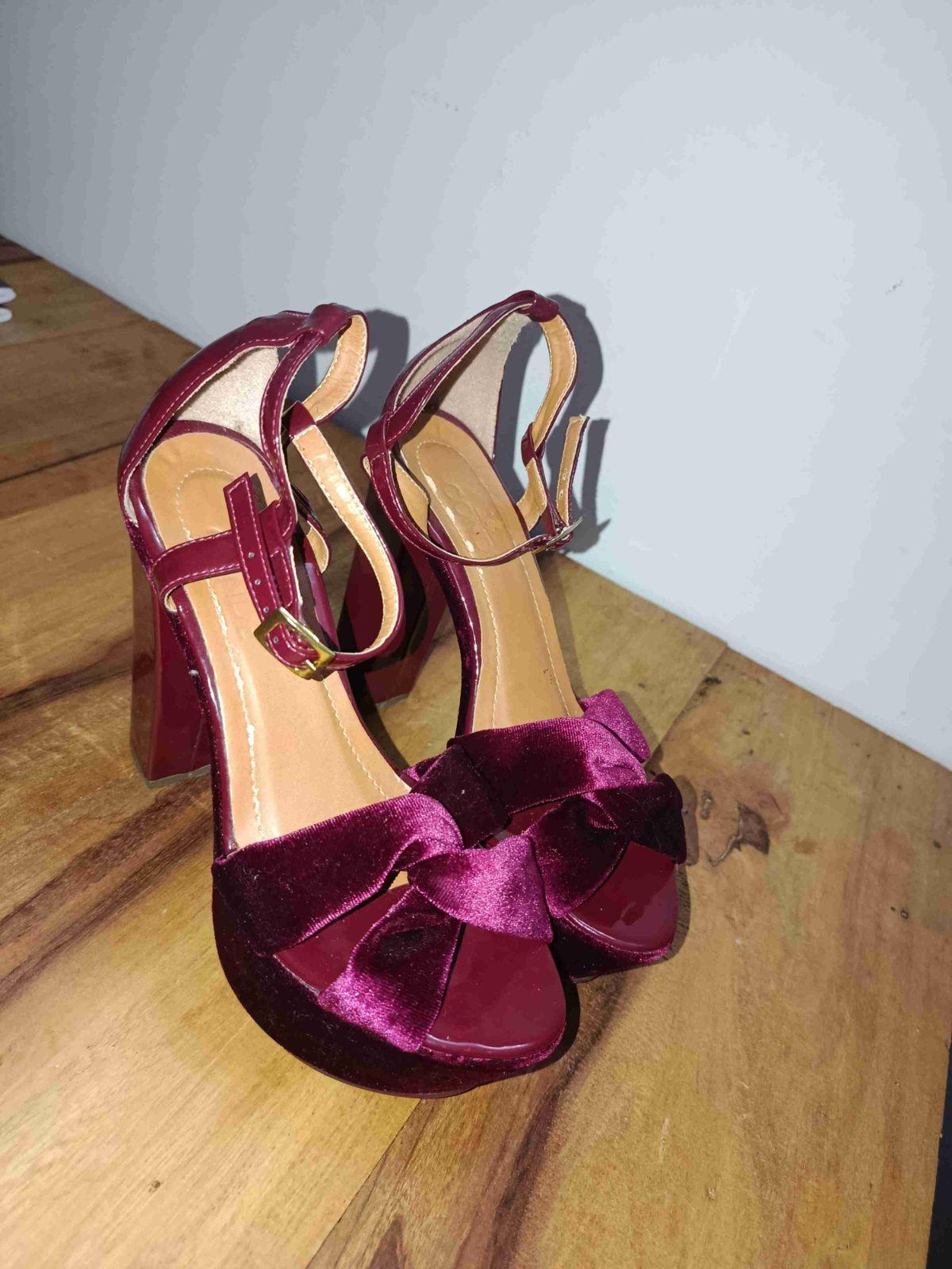 Zapatos de tacón alto burdeos de terciopelo con plataforma, foto 2 de 2