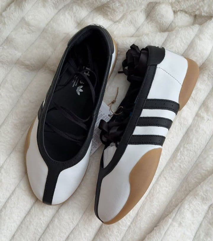 Zapatos Adidas Tipo Bailarina Blanco y Rojo con Caja, foto 5 de 5