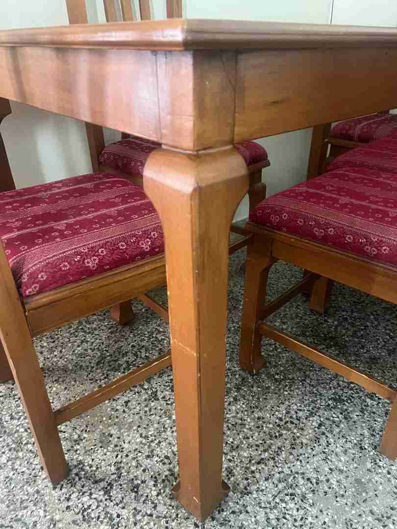 Juego de comedor de madera con sillas tapizadas, foto 4 de 4