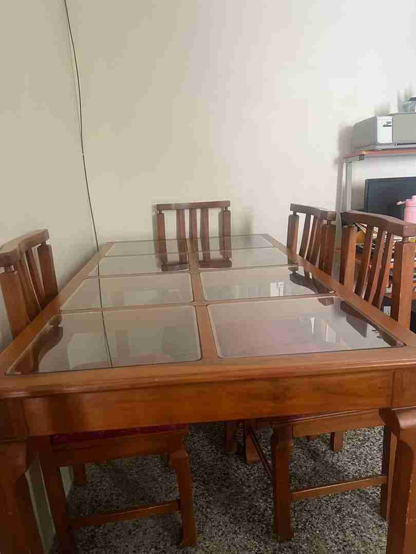 Juego de comedor de madera con sillas tapizadas, foto 2 de 4