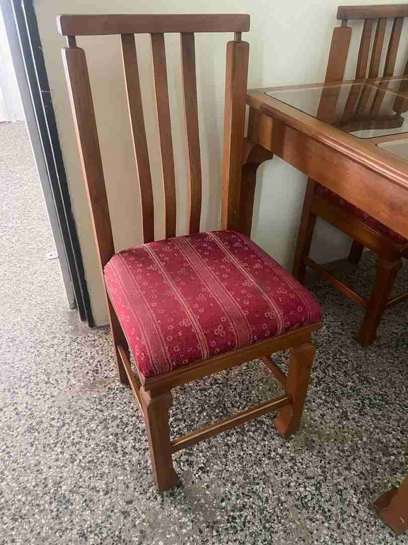 Juego de comedor de madera con sillas tapizadas, foto 3 de 4
