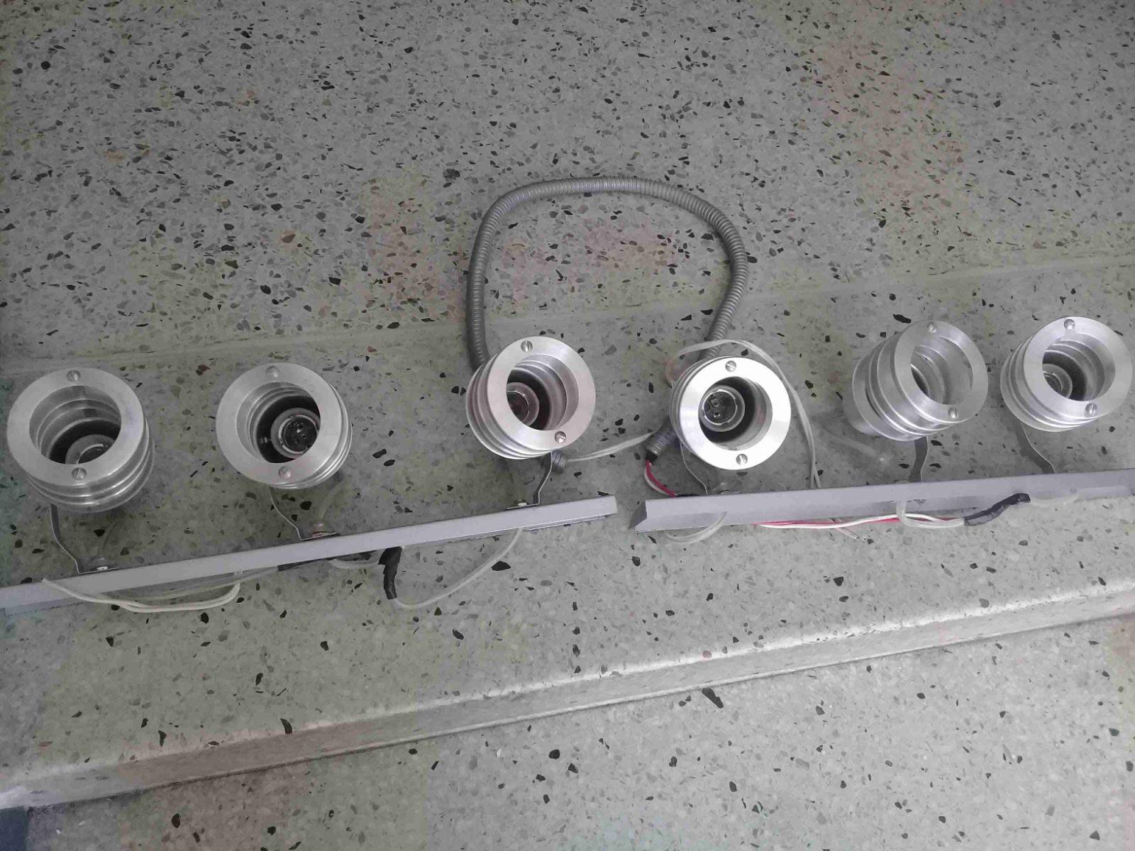 Lámpara de techo empotrable de metal plateado con 3 focos, foto 2 de 3