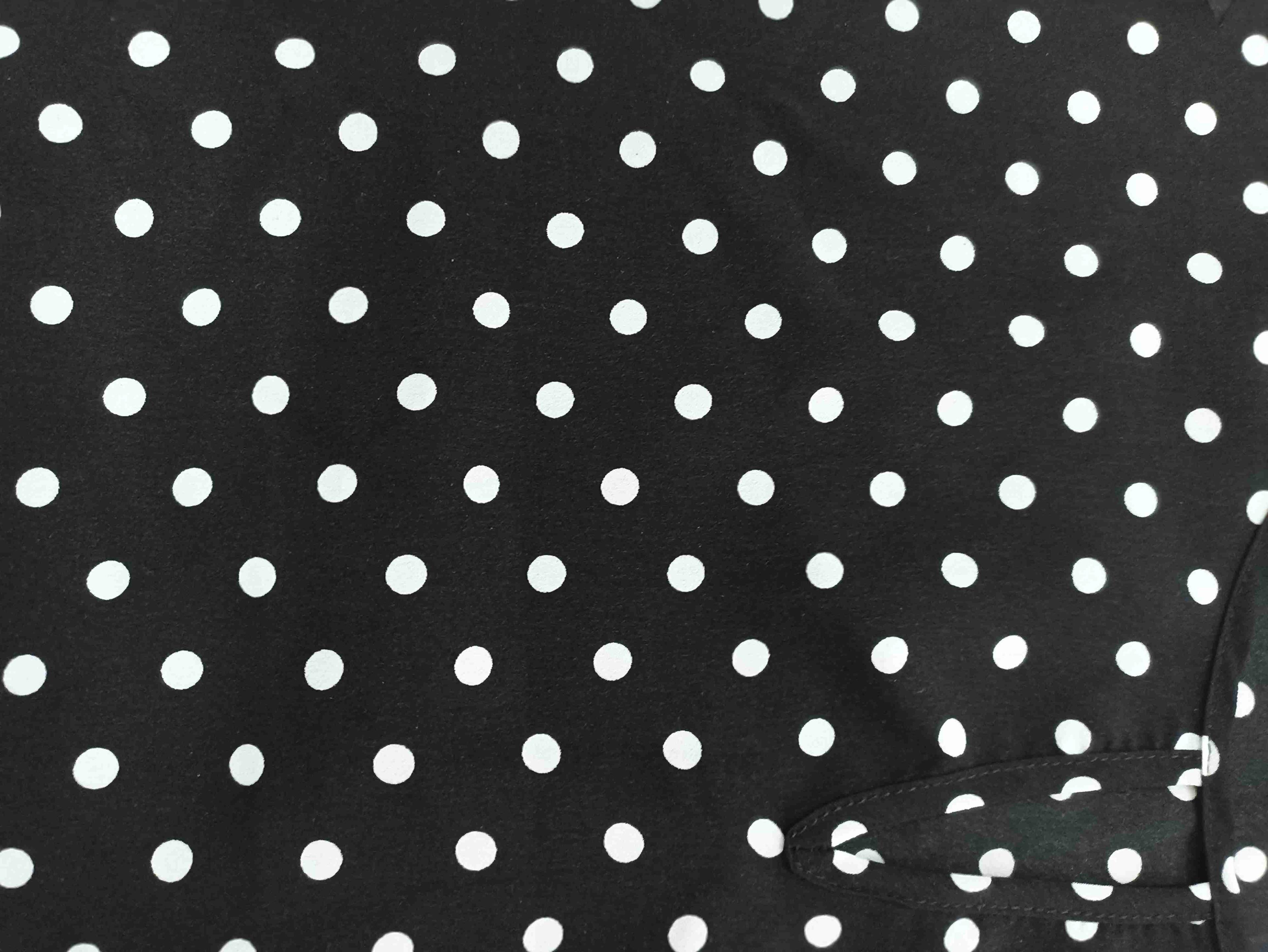 Camisa lunares blancos, foto 2 de 2