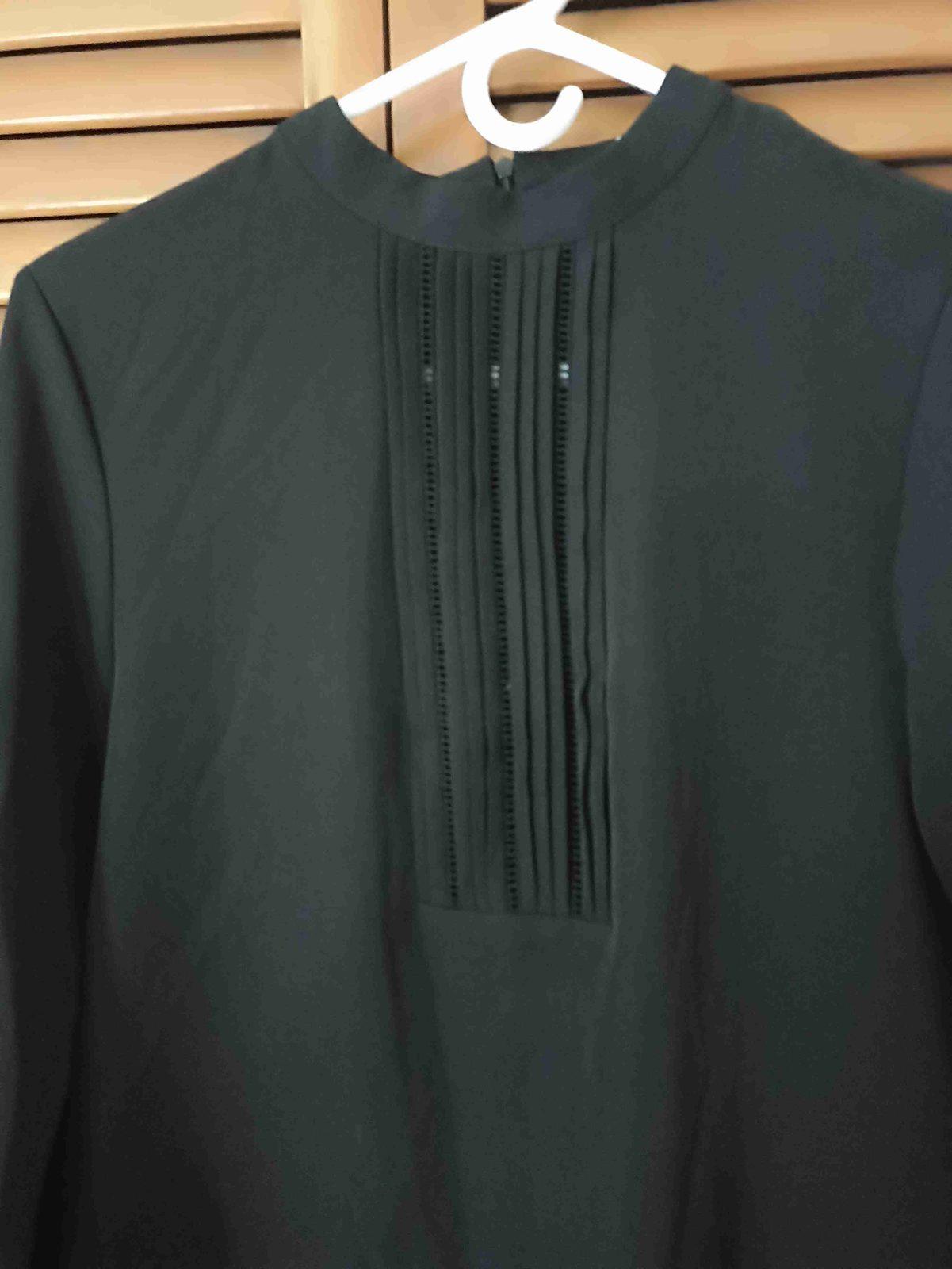 Vestido negro de manga larga con detalles plisados, foto 3 de 3