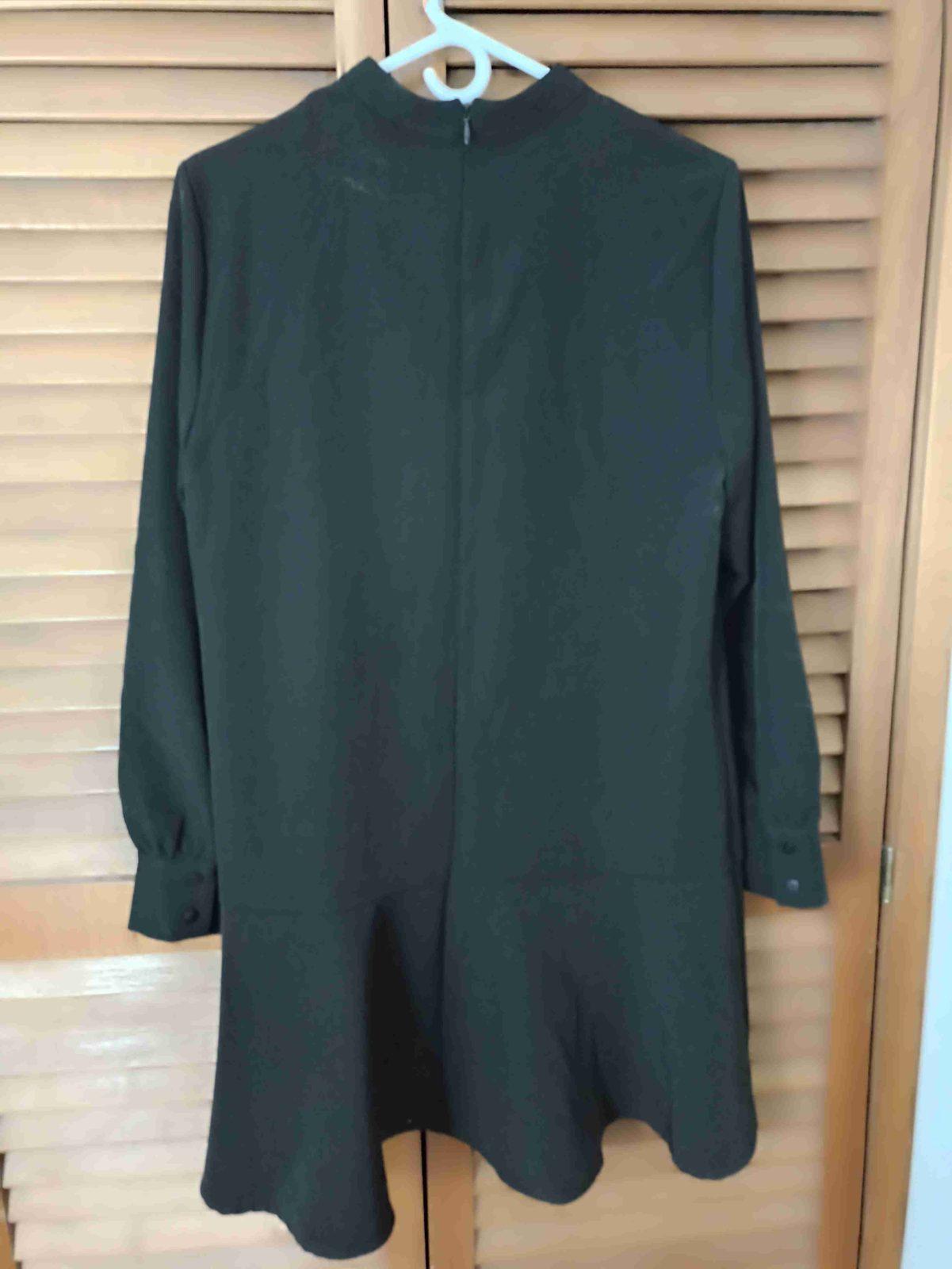 Vestido negro de manga larga con detalles plisados, foto 2 de 3