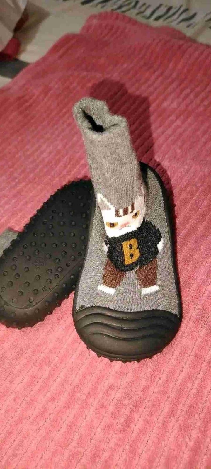 Zapatos tipo media para bebé con diseño de gato, foto 2 de 3