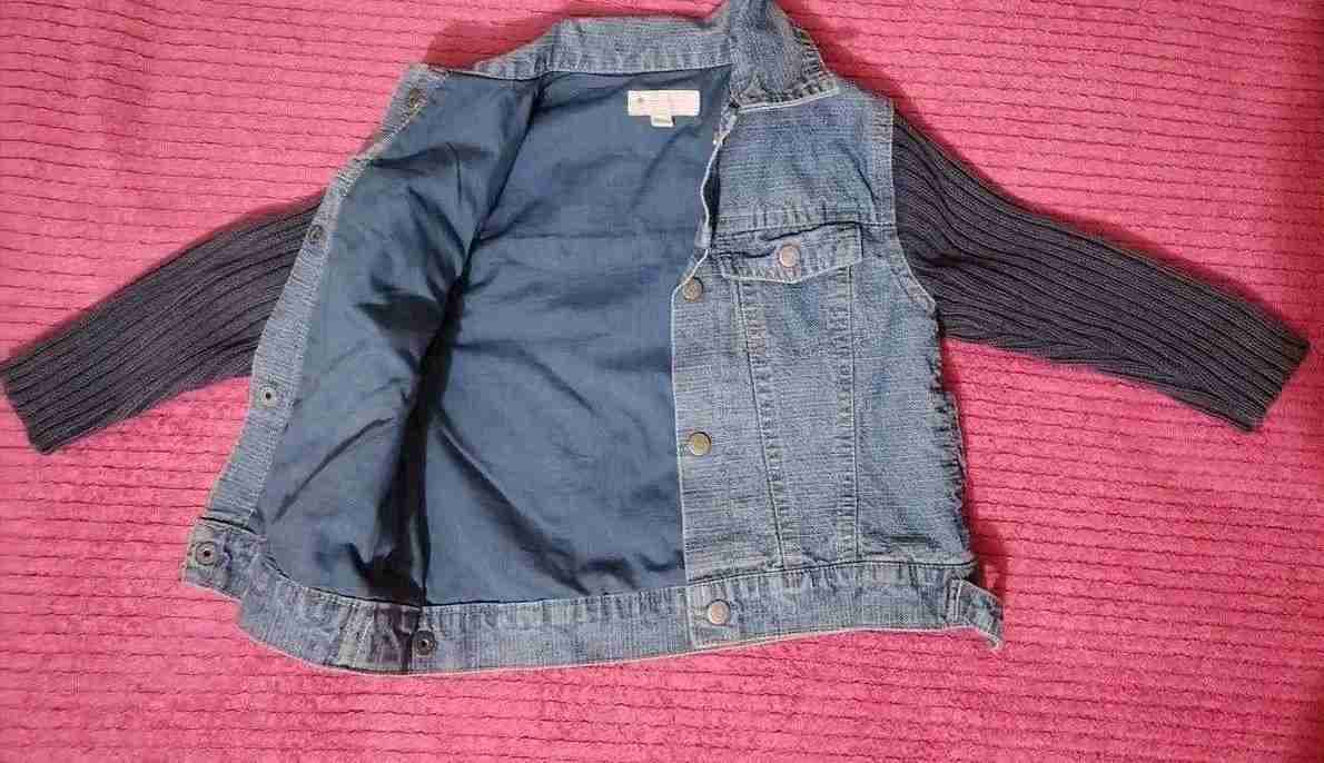 Chaqueta de mezclilla y mangas tejidas para niño, foto 2 de 3