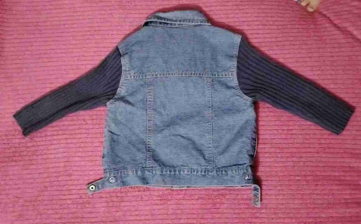 Chaqueta de mezclilla y mangas tejidas para niño, foto 3 de 3