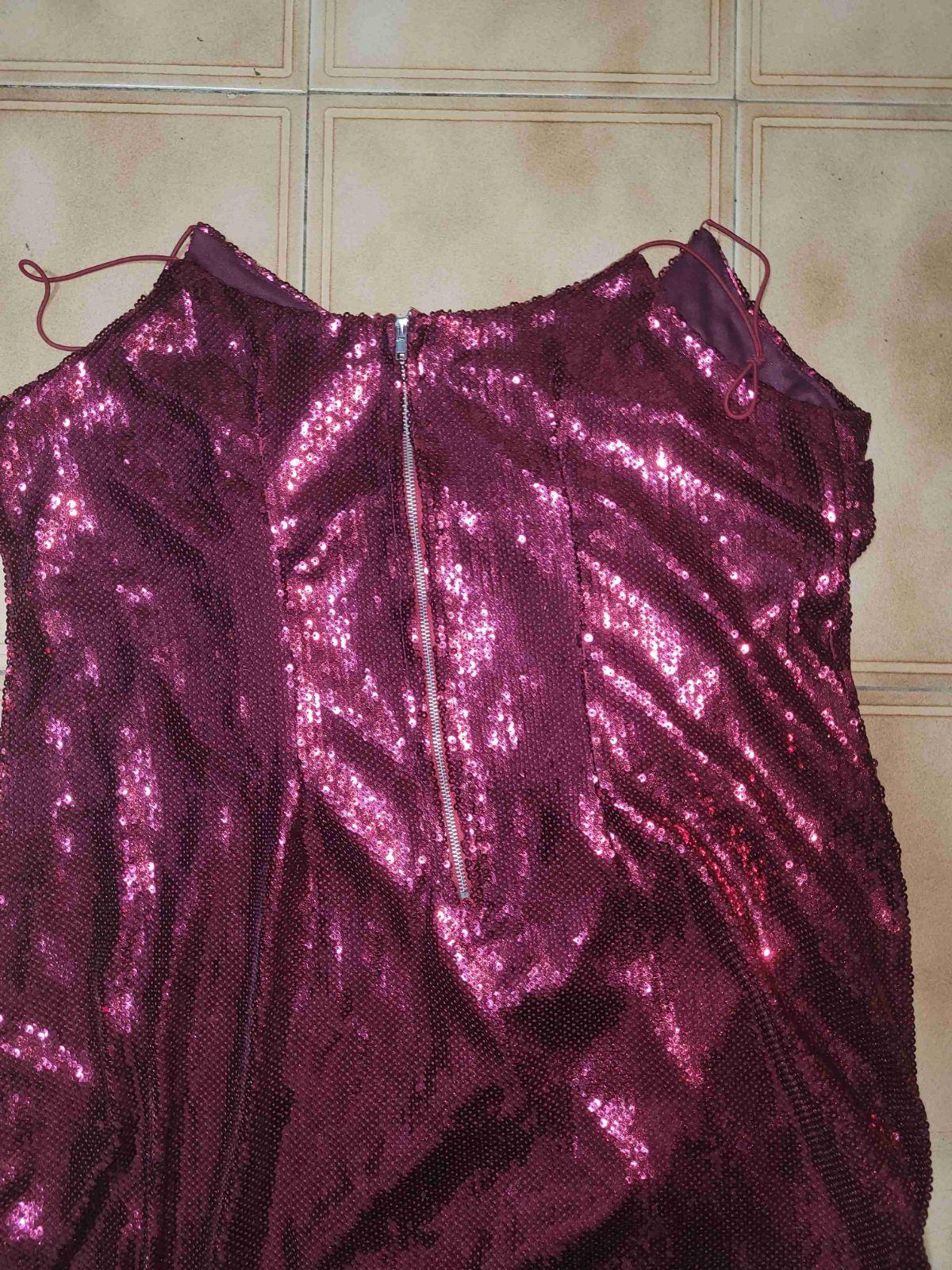 Vestido de lentejuelas color vino con tirantes finos, foto 2 de 2