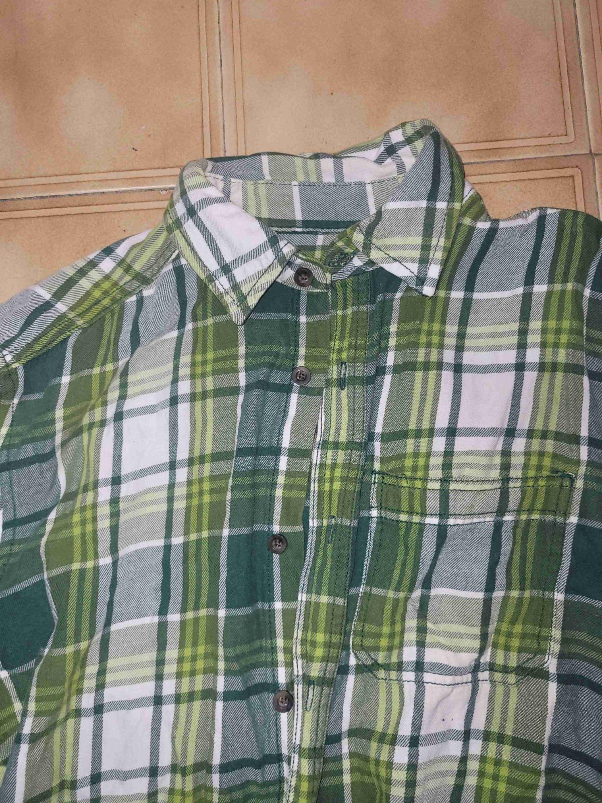 Camisa de cuadros verde y blanca, foto 2 de 2
