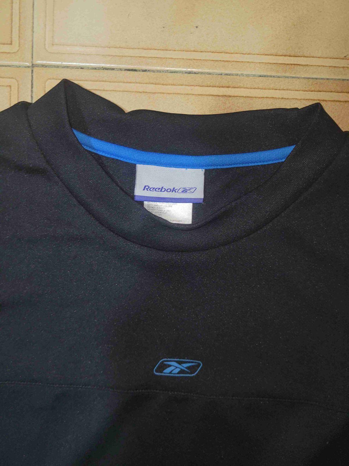 Camisa sin mangas deportiva Reebok negra y azul, foto 2 de 3