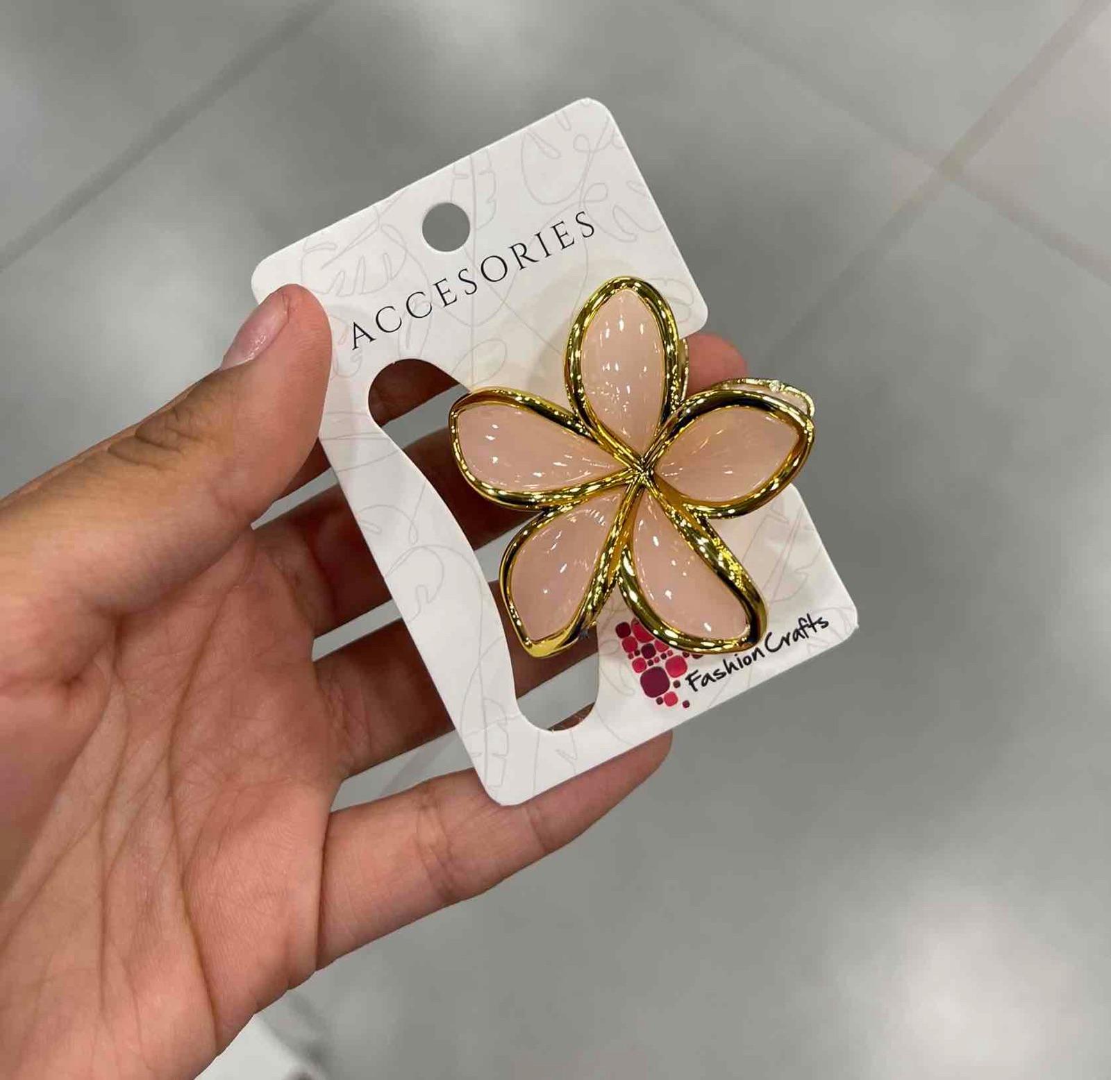 Pinza o accesorio de cabello con diseño de flor rosada y dorada, foto 1 de 1
