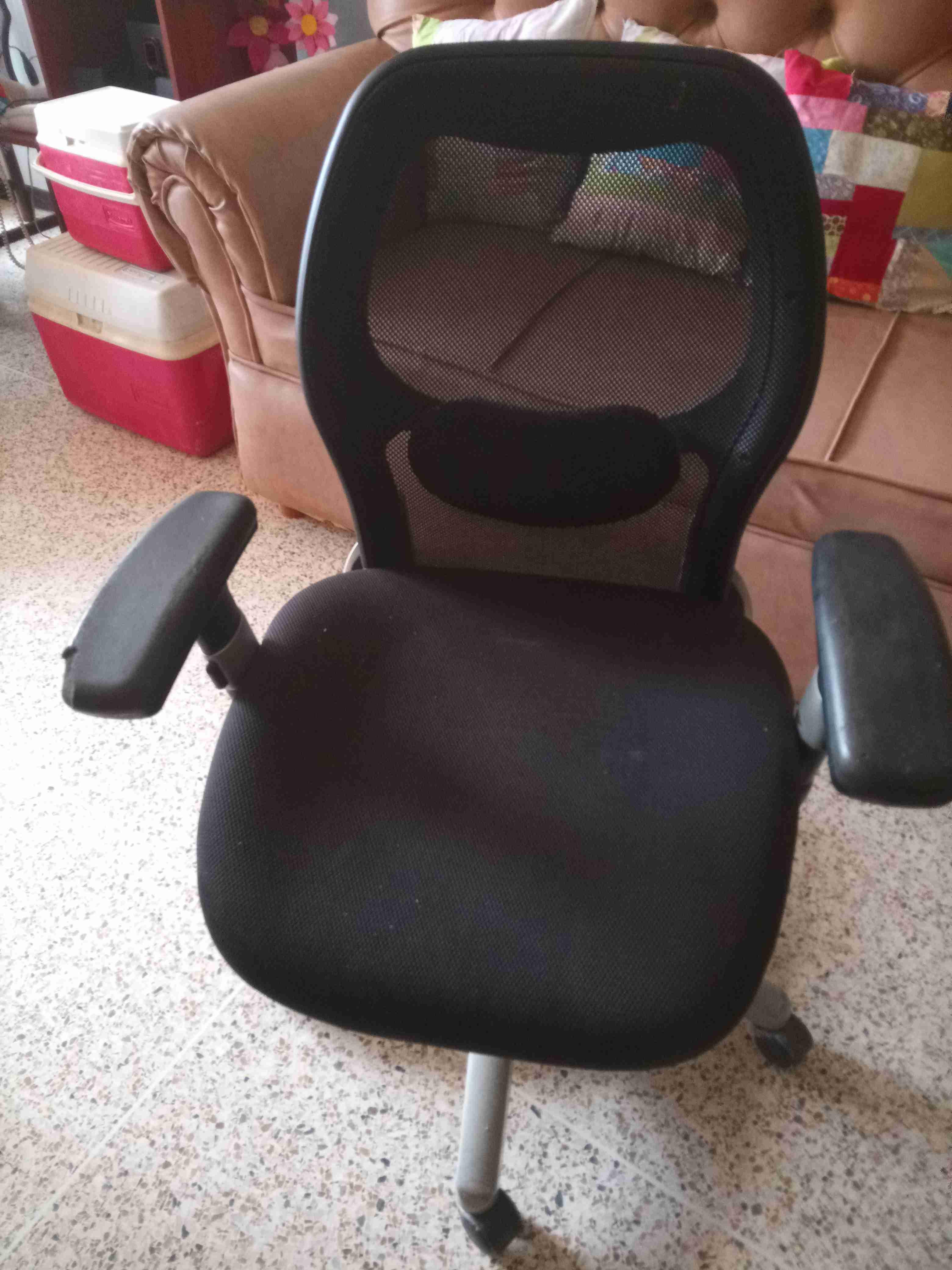 Silla de oficina ergonómica negra, foto 2 de 3