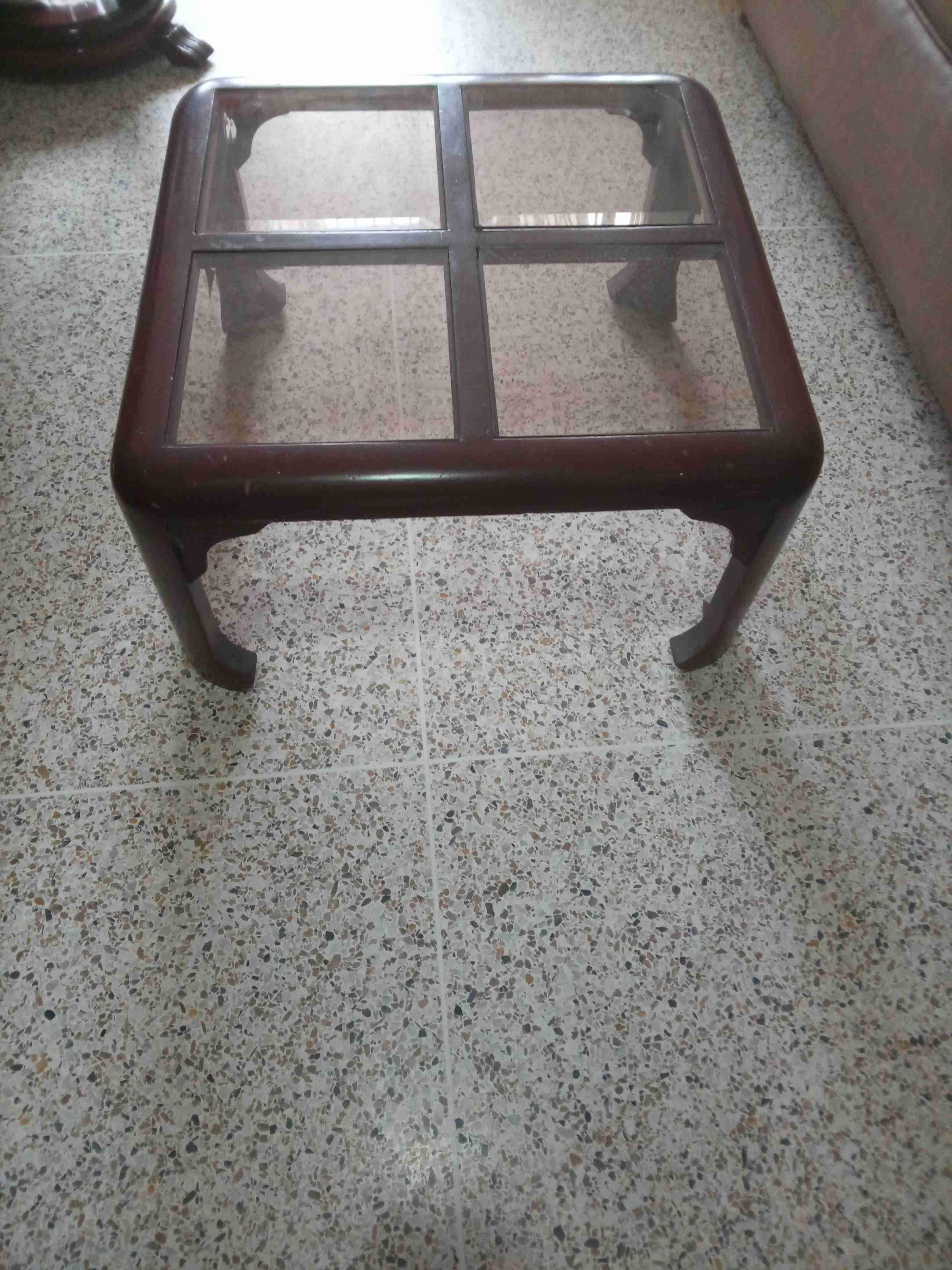Mesa de centro marrón con cubierta de vidrio, foto 2 de 3
