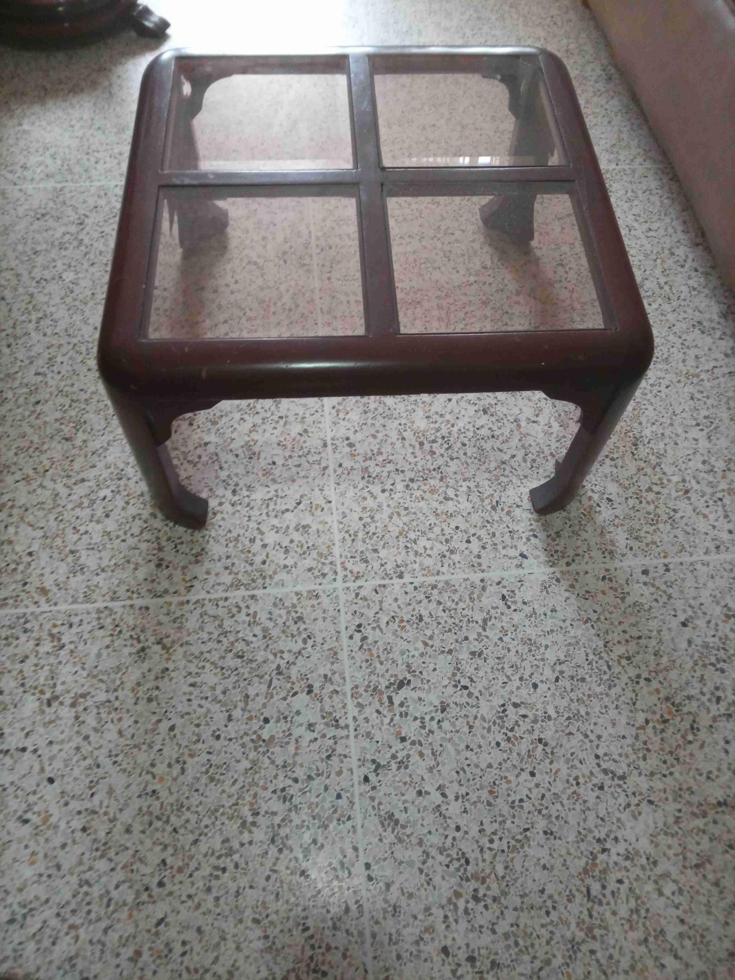 Mesa de centro marrón con cubierta de vidrio, foto 3 de 3