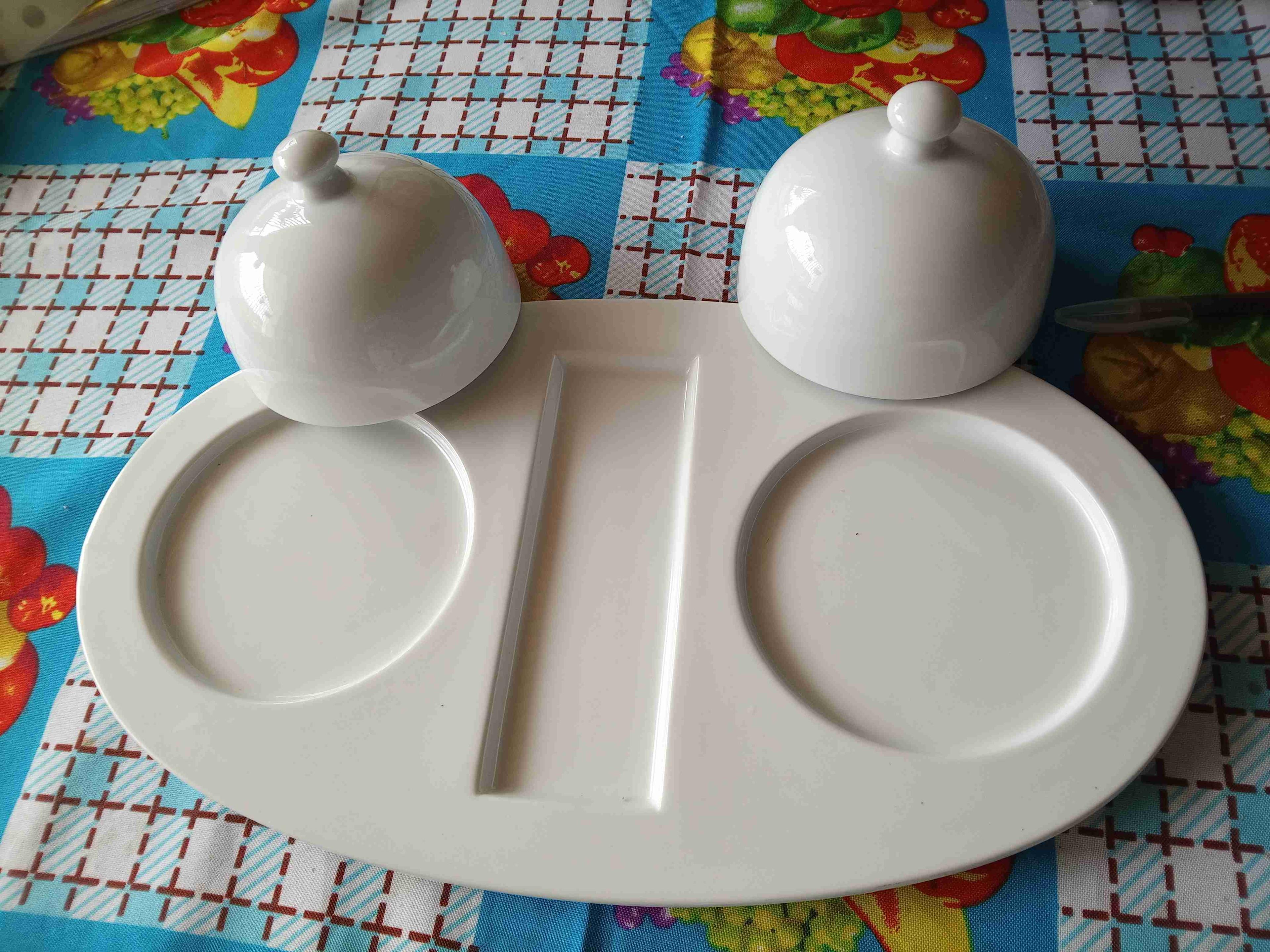 Bandeja blanca de cerámica con dos tapas, foto 2 de 3