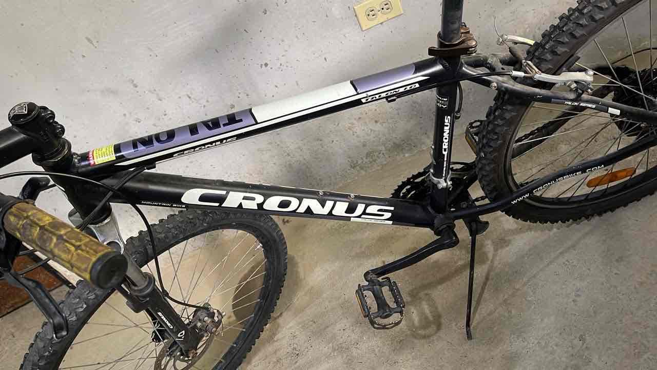 Bicicleta de montaña Cronus negra, foto 4 de 4