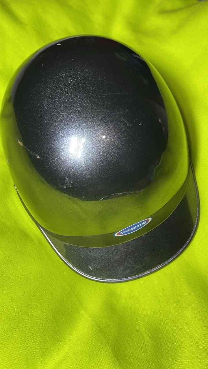 Casco negro con visera, foto 1 de 2