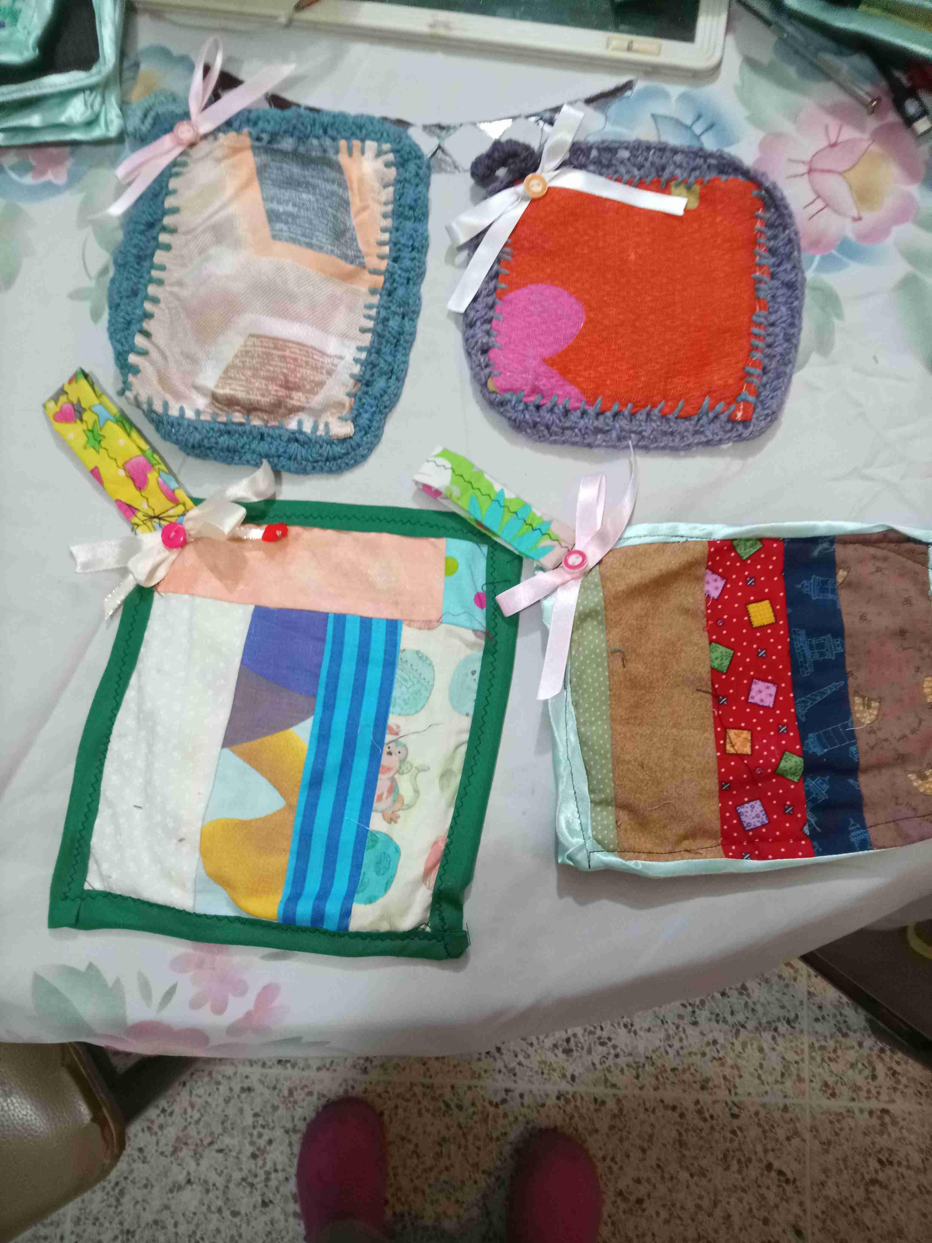 Agarraderas de cocina rojas con diseño de estrella y corazón, foto 3 de 6