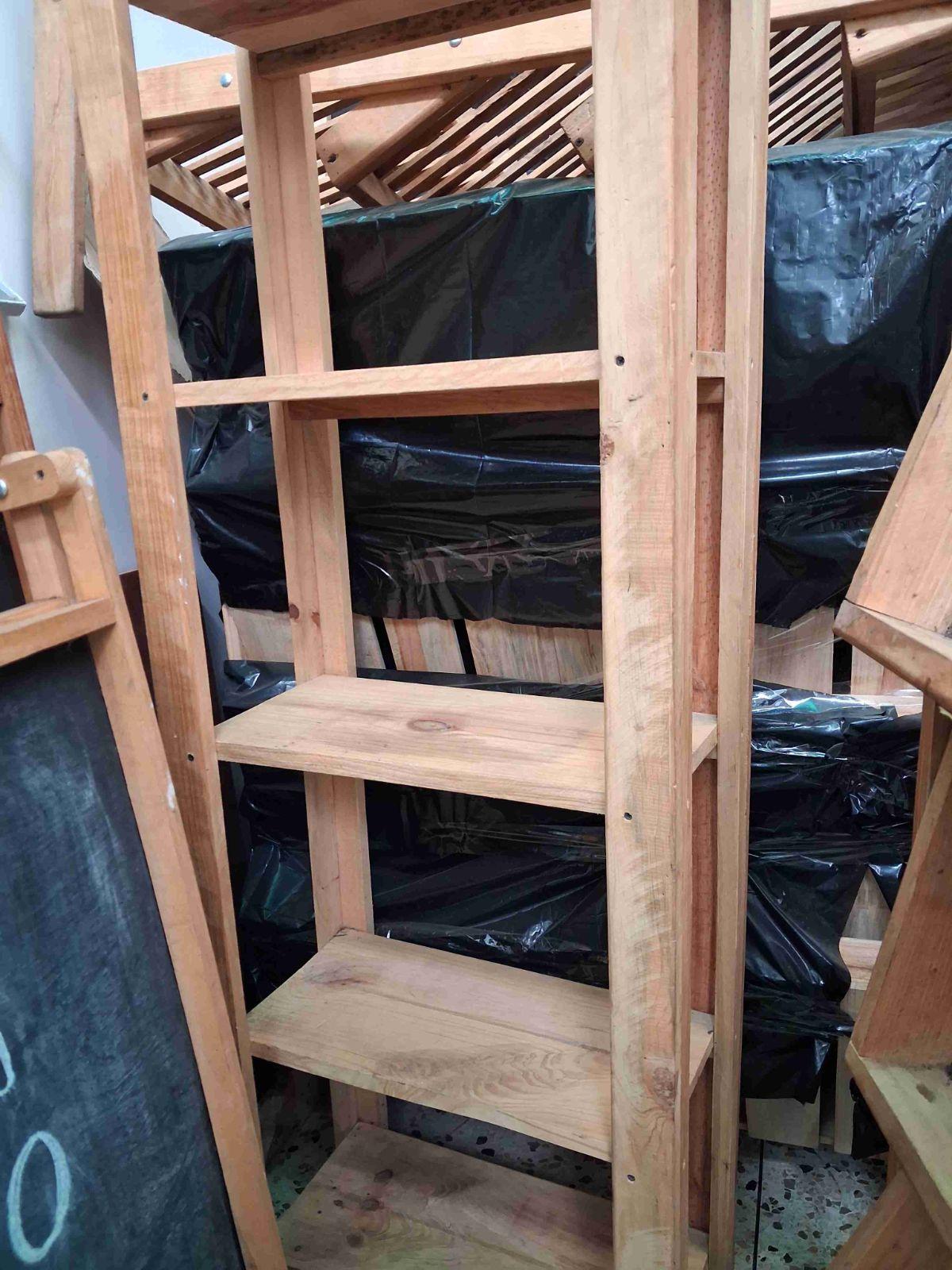 Estantes y exhibidores de madera, foto 2 de 7