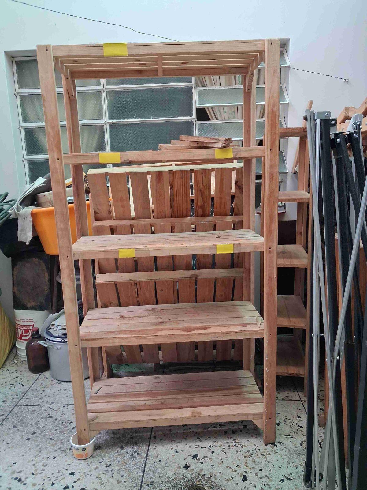 Estantes y exhibidores de madera, foto 3 de 7