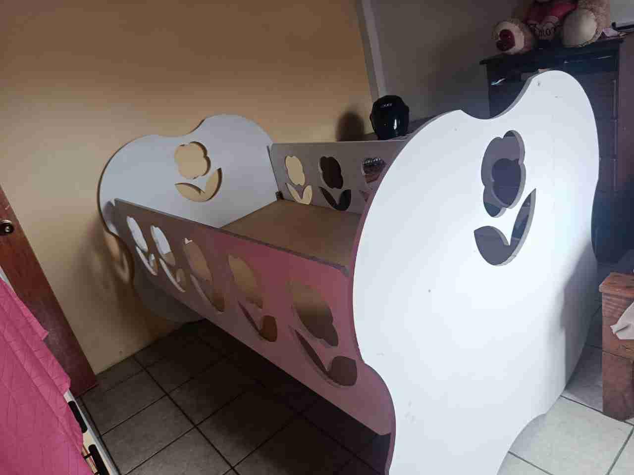 Cuna de madera blanca con diseño de flores, foto 2 de 4