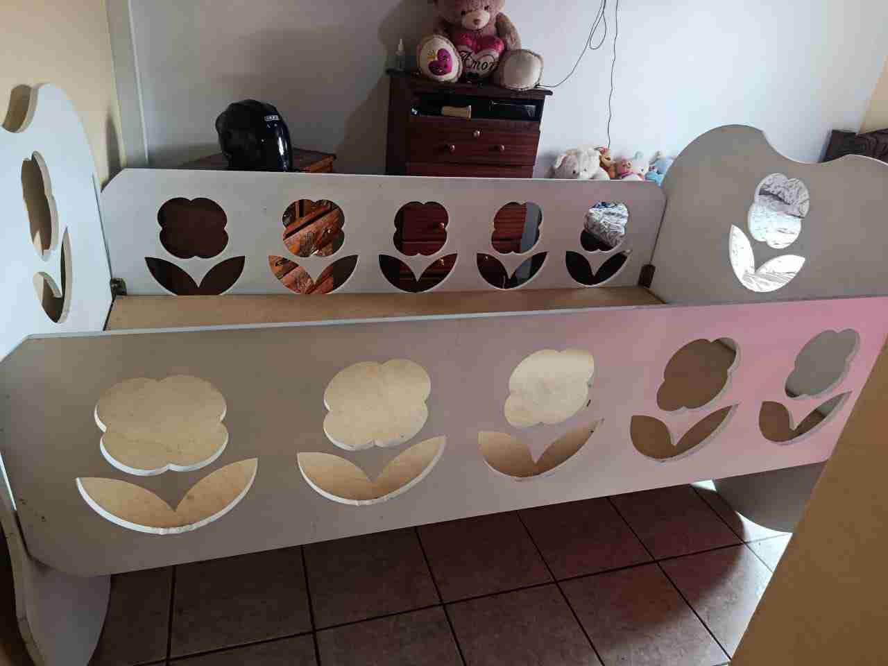 Cuna de madera blanca con diseño de flores, foto 4 de 4