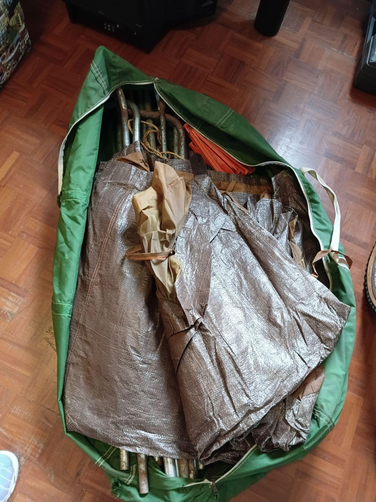 Carpa de camping grande con estructura metálica y bolso, foto 3 de 4