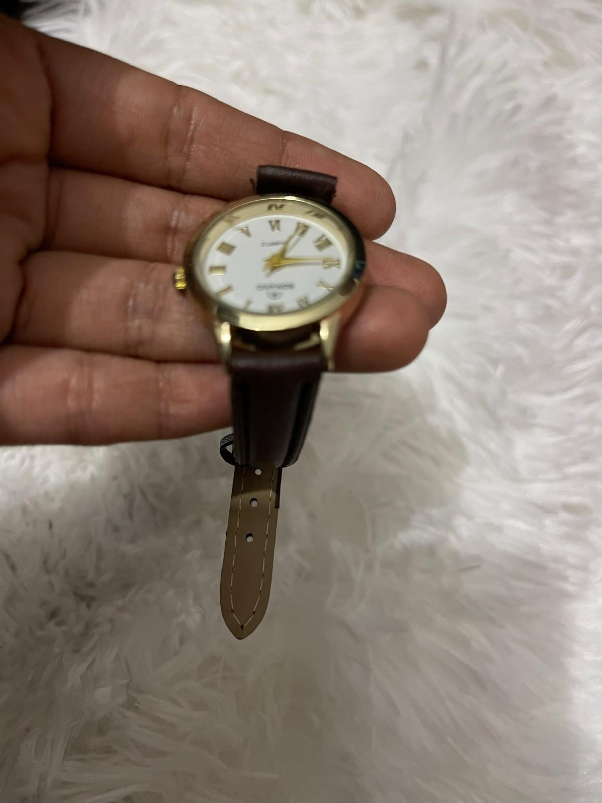 Reloj de pulsera Romano con esfera blanca y números romanos, foto 2 de 2