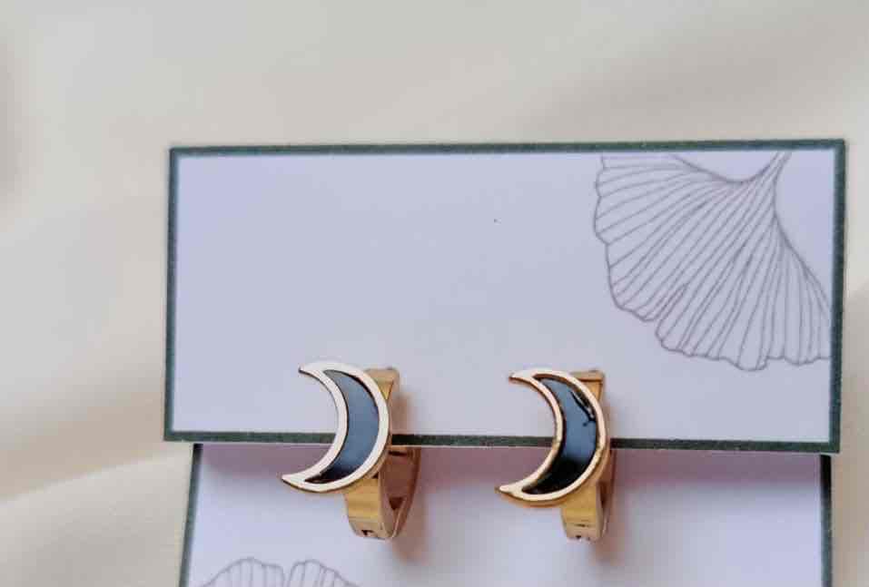 Zarcillos en forma de media luna dorados y negros, foto 1 de 1