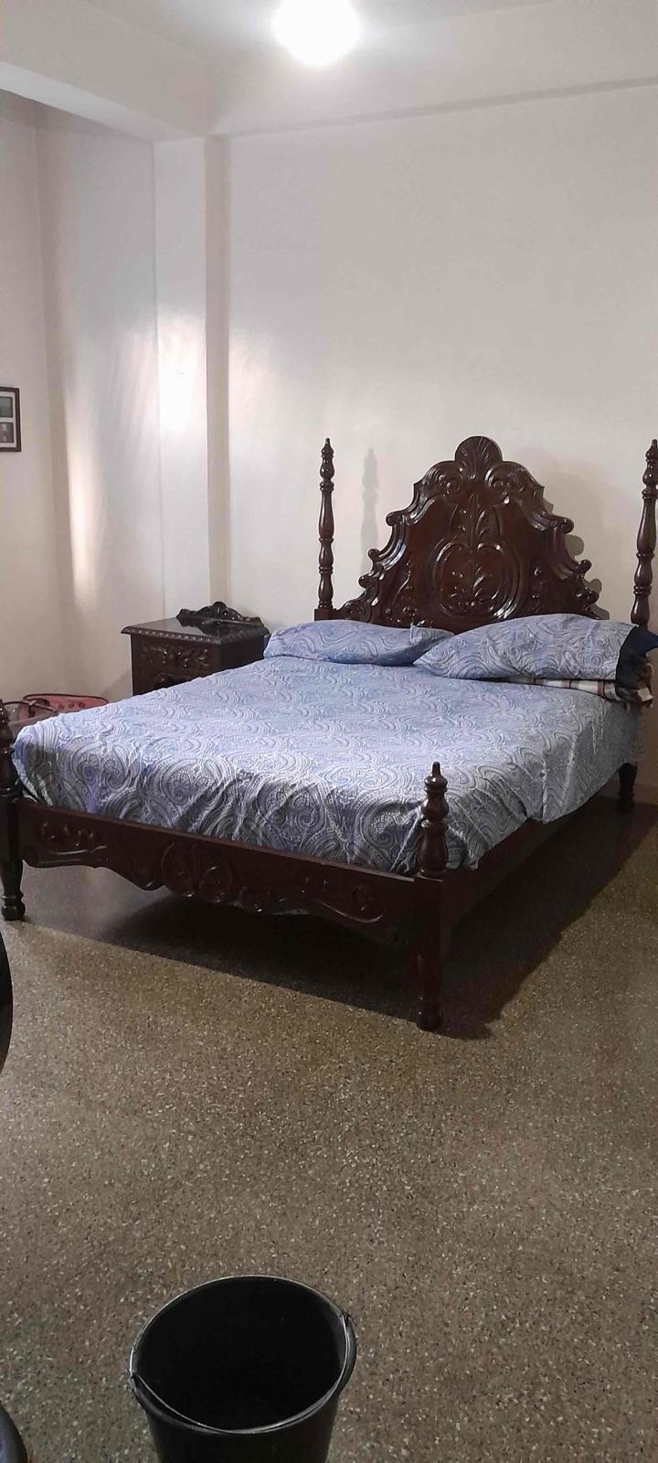 Juego de cuarto de madera tallada, foto 1 de 3