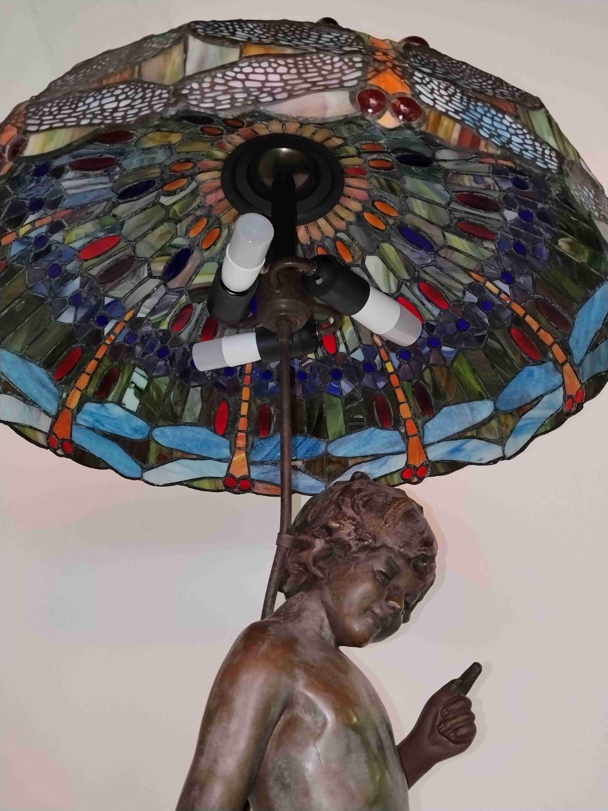 Lámpara de pie con escultura y pantalla estilo Tiffany, foto 2 de 3