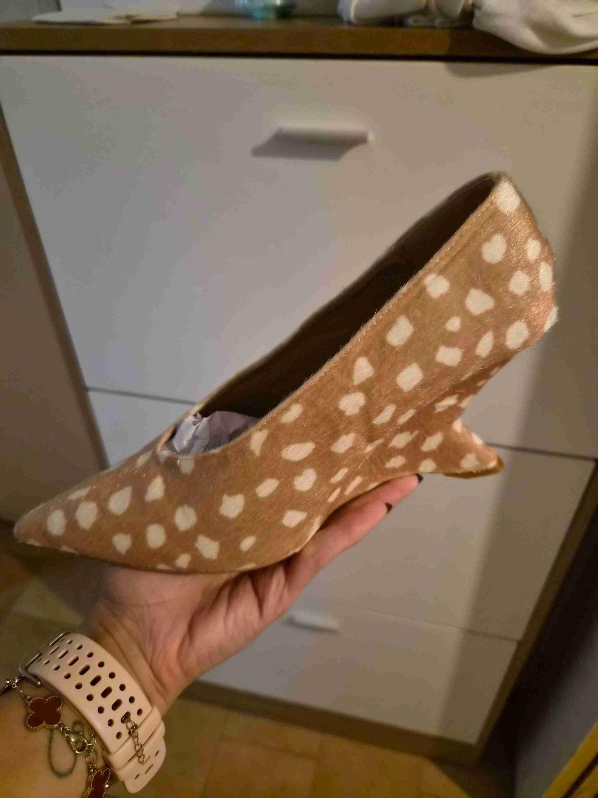 Zapatos de tacón de mujer, foto 2 de 2