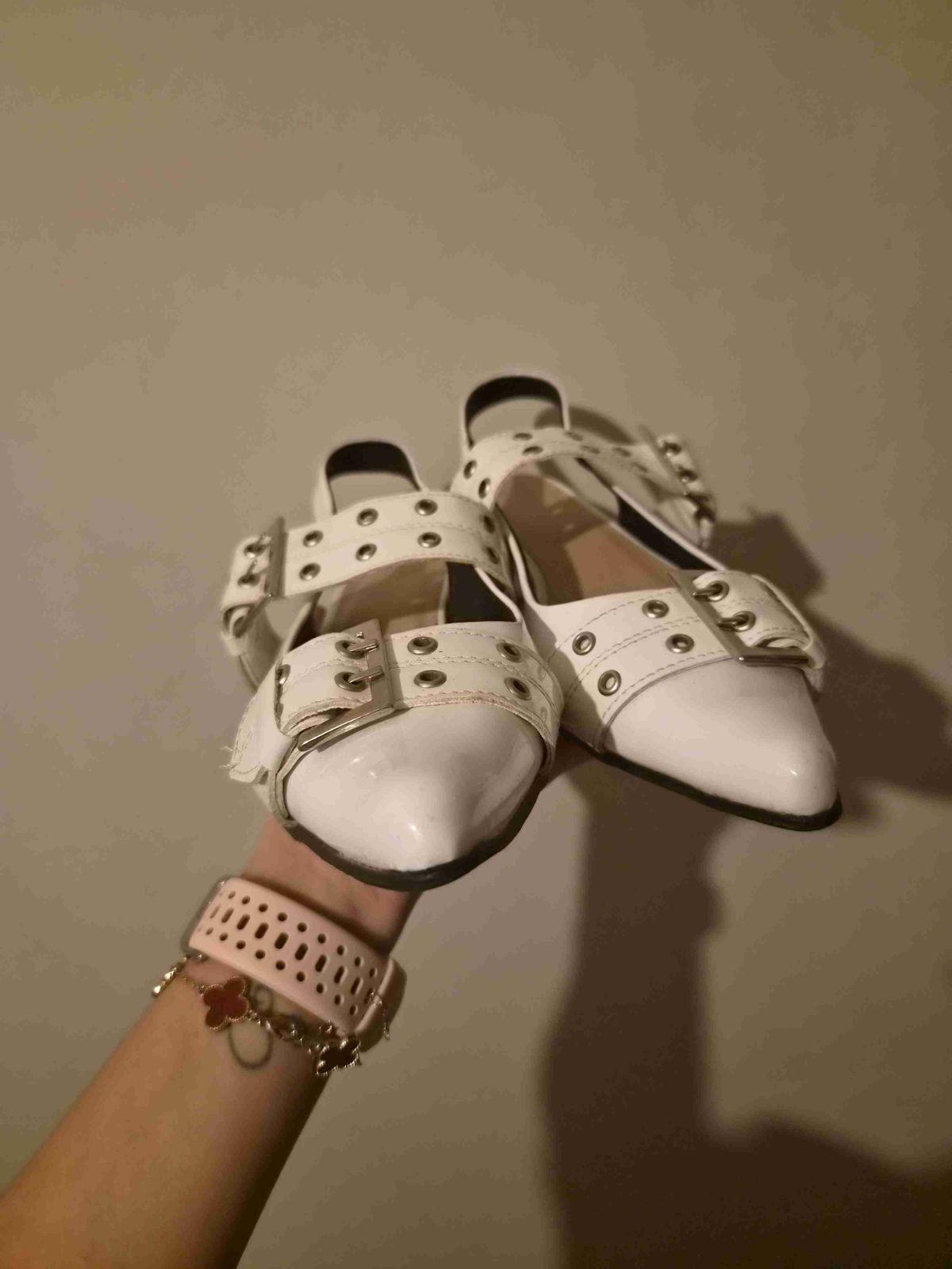 Zapatos blancos de tacón bajo con hebillas, foto 2 de 3