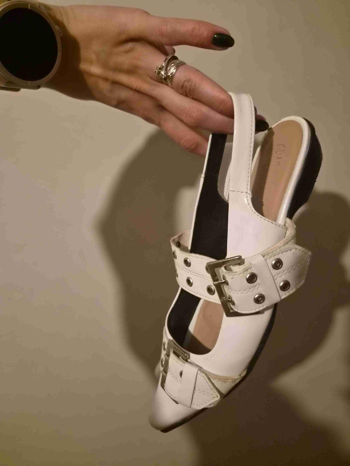 Zapatos blancos de tacón bajo con hebillas, foto 3 de 3