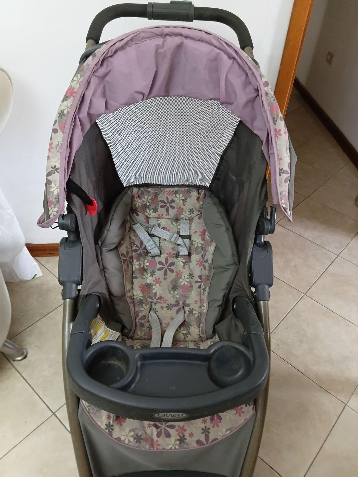 Coche para bebé Graco con estampado floral, foto 3 de 4