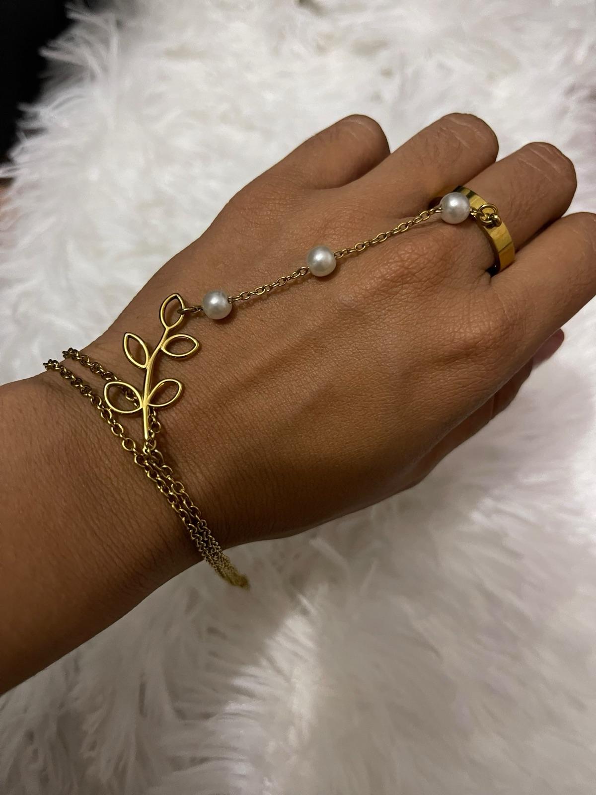 Pulsera de mano dorada con dijes de hojas y perlas, foto 1 de 1