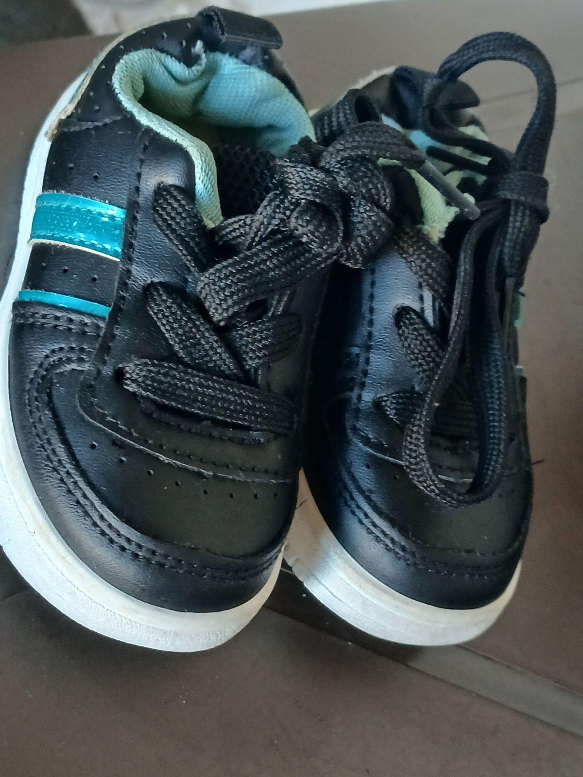 Zapatos deportivos negros para bebé Talla 19, foto 2 de 2