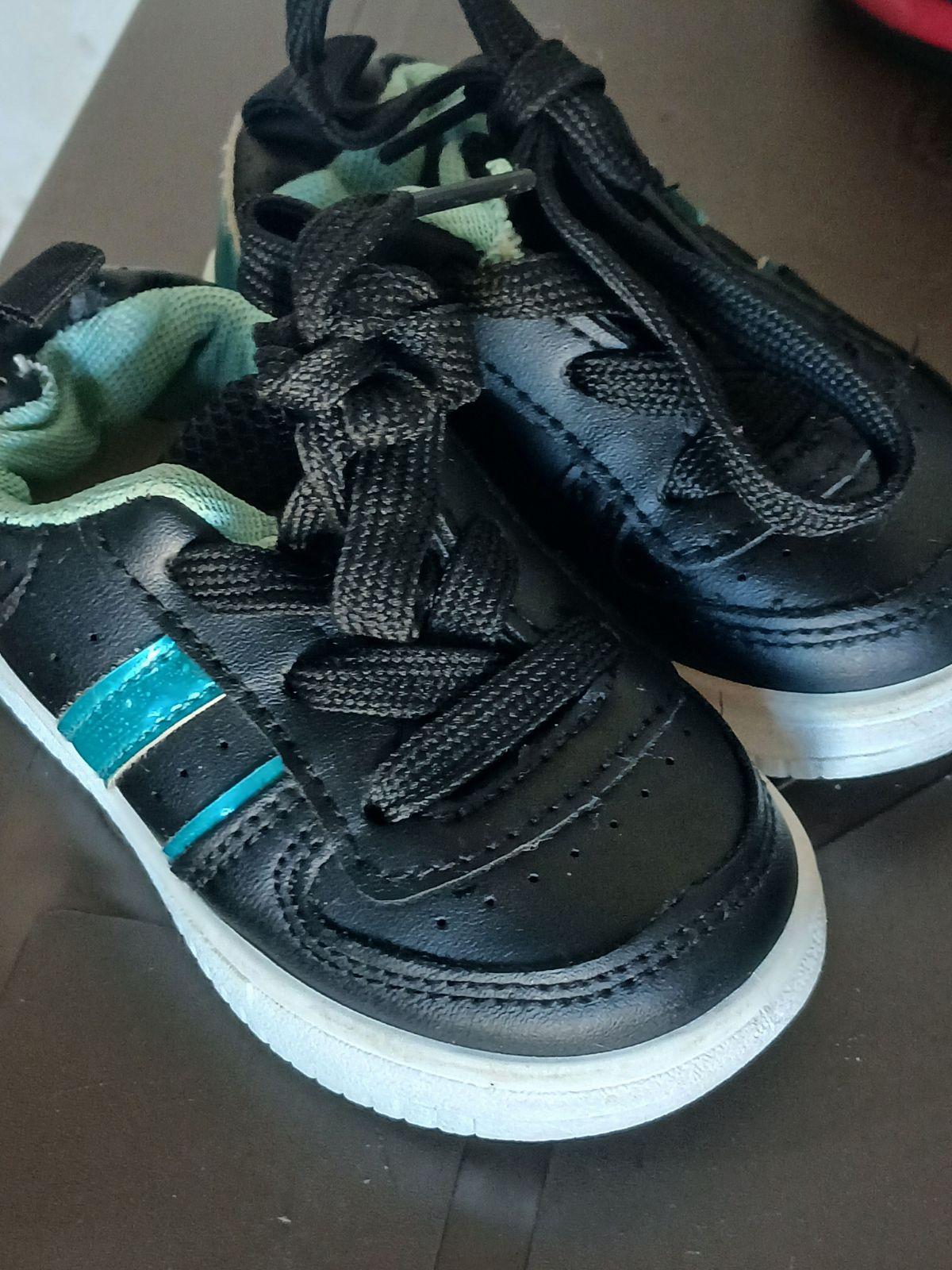 Zapatos deportivos negros para bebé Talla 19, foto 1 de 2