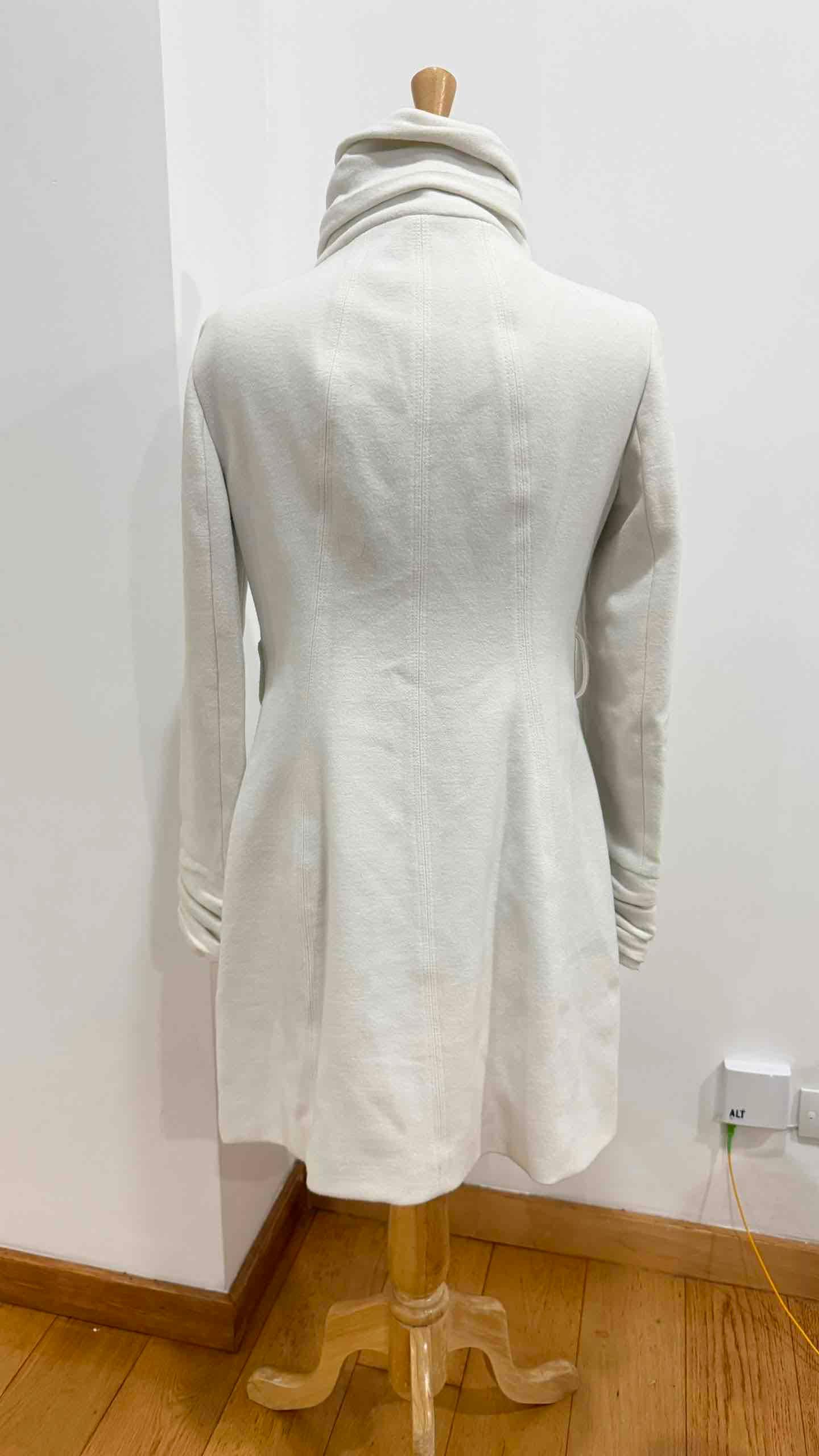Abrigo elegante cuello alto Zara, foto 2 de 3