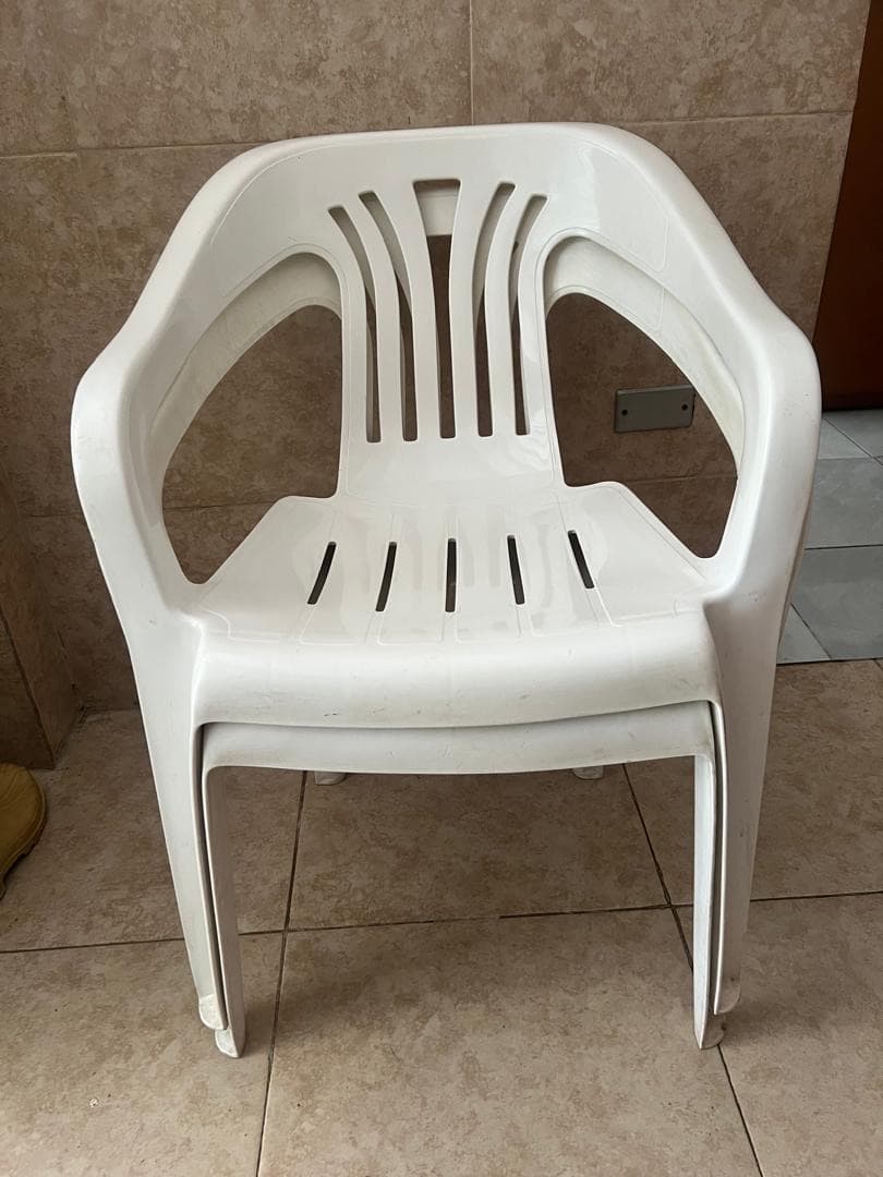 Silla de plástico blanca, foto 1 de 1