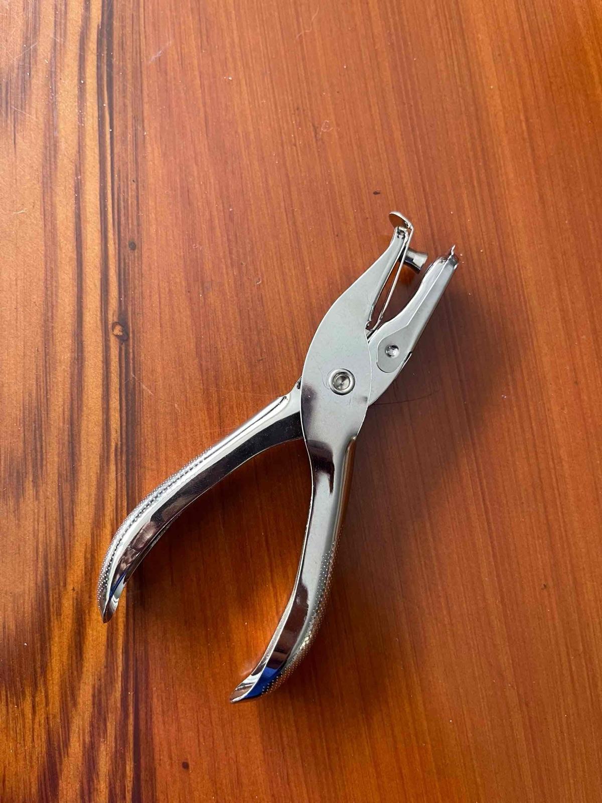 Perforadora de papel metálica tipo alicate, foto 1 de 1