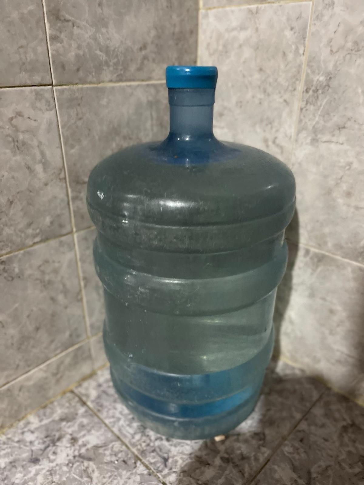 Botellón de agua de plástico azul, foto 1 de 1