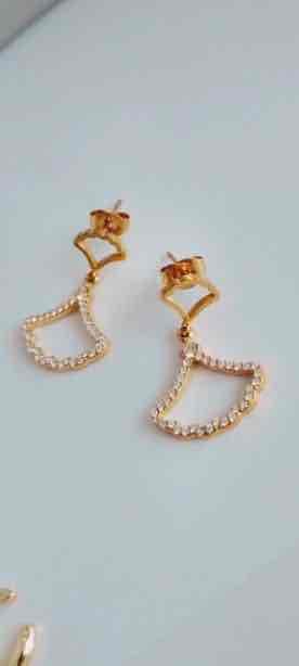 Pendientes dorados colgantes con circonitas, foto 2 de 3