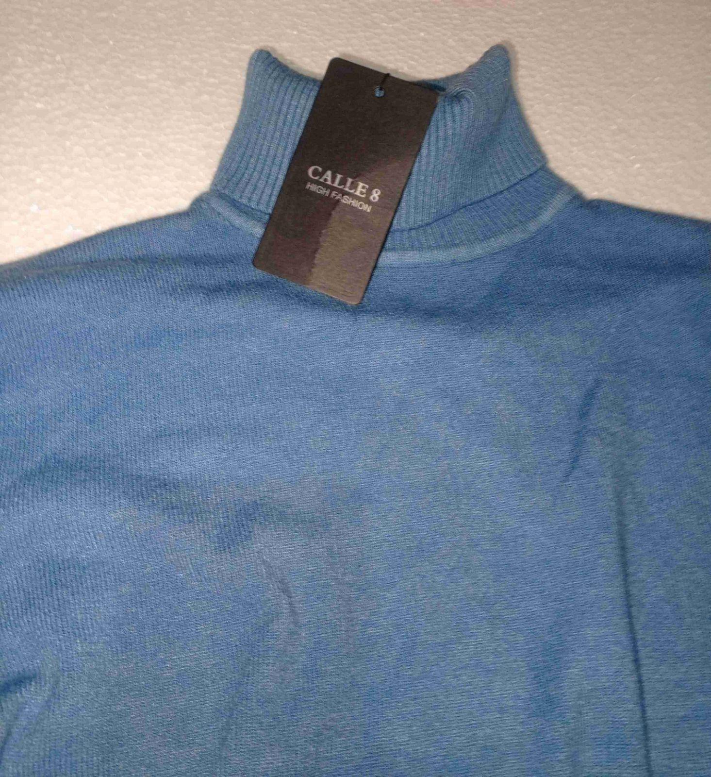 Suéter azul cuello tortuga con etiqueta, foto 2 de 2