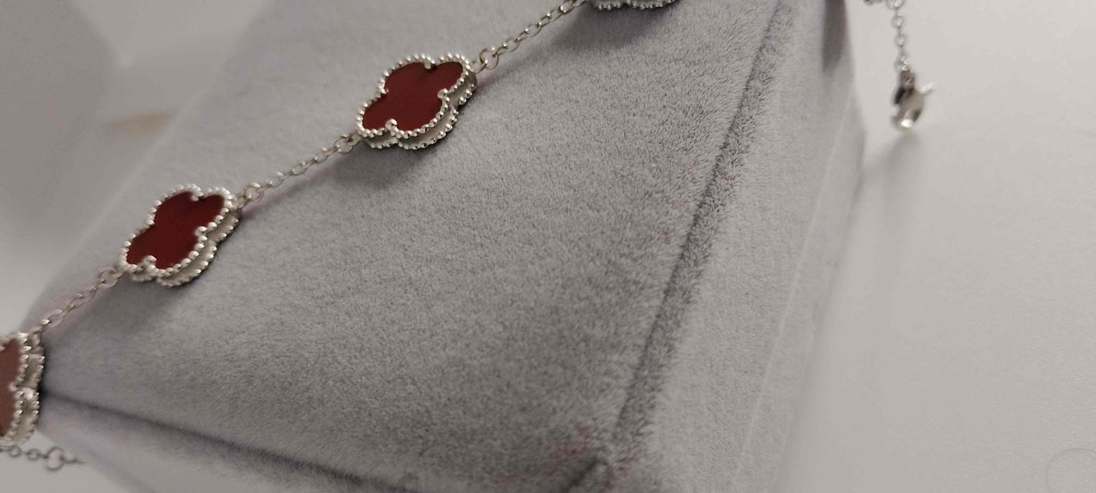 Pulsera plateada con dijes de trébol rojo, foto 5 de 5