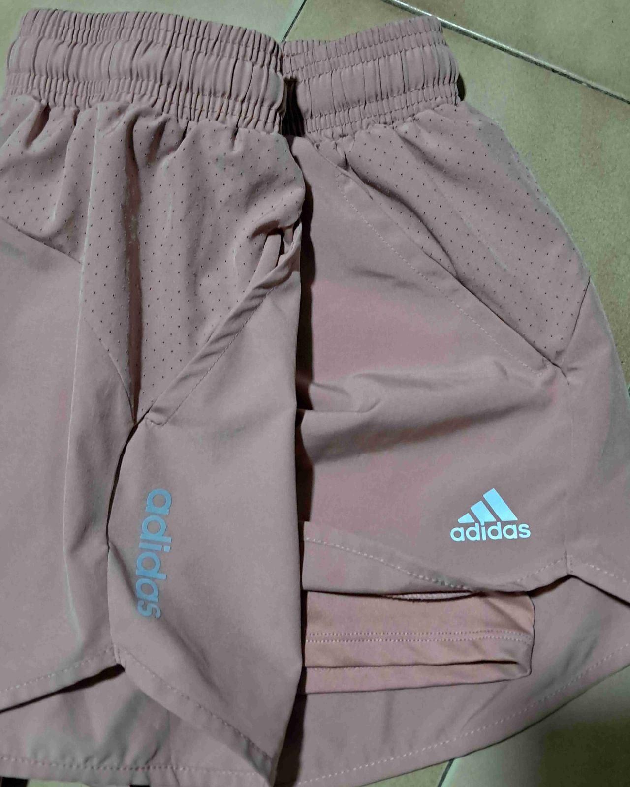 Short deportivo rosado Adidas, foto 2 de 3